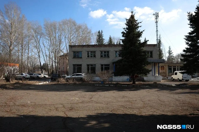 Одно из заброшенных зданий в отдаленном поселке Степном | Источник: Евгений Софийчук / NGS55.RU