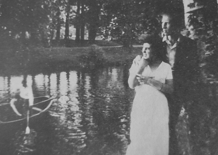 «В 1948-м мама подала на развод официально. Но папа так и не получил свое свидетельство о расторжении брака. Наверно, пожалел 20 копеек на пошлину», — отмечал Юрий Филиппов