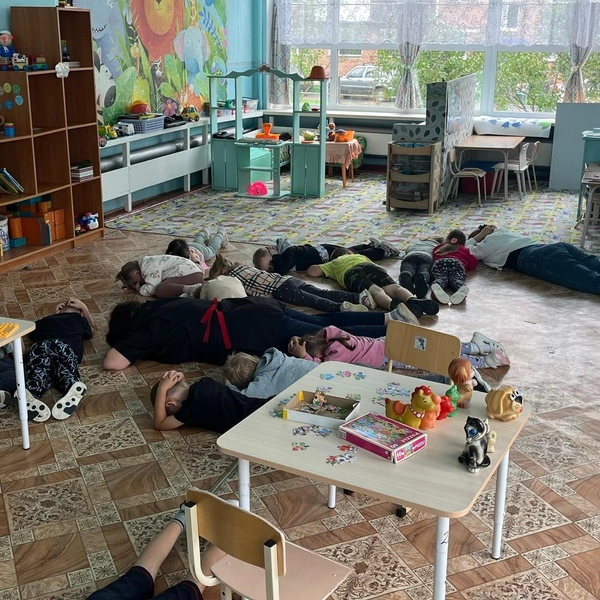 Дети лежат лицом в пол | Источник: «БДОУ „Детский сад № 9 г. Тары“» / vk.ru