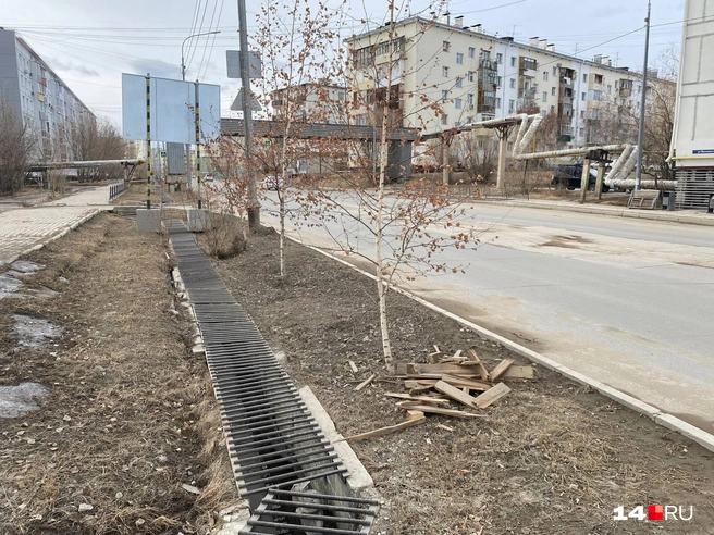 Смысл ливневой канализации здесь не ясен: она расположена дальше и куда выше уровня дороги, талым водам некуда стечь. Наверное, она собирает дождик | Источник: Надежда Ефимова / 14.RU