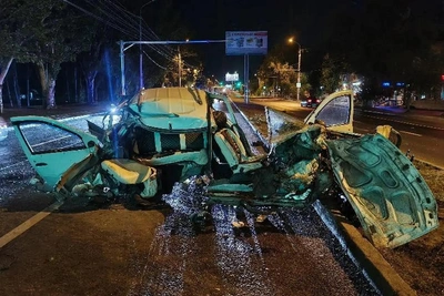 В Волгограде «Лада» врезалась в столб: двое погибли