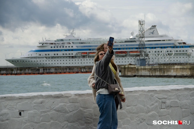 Лайнер в порту Сочи, а на его фоне фотографируются такие же мечтательницы | Источник: Оксана Витязь / SOCHI1.RU