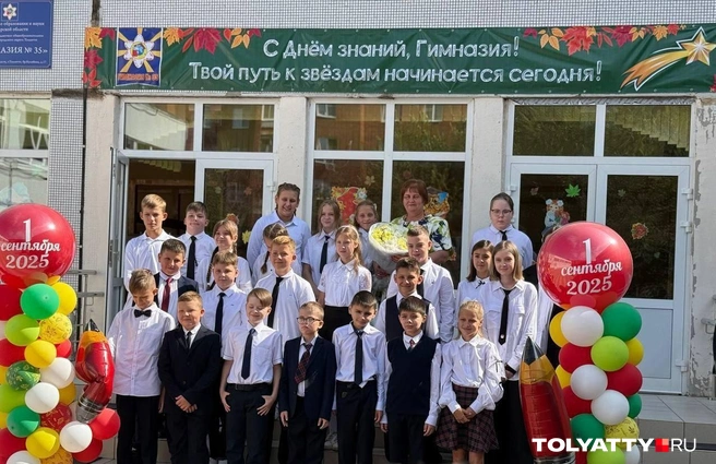 После официальной части классы выстраивались на крыльце школы и делали классное фото. Это&nbsp;— из гимназии № 35 | Источник: Юлианна Шевчук