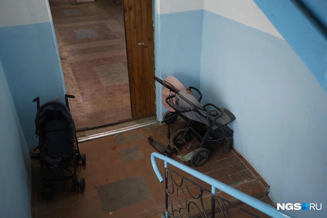 В общежитии живет порядка 30 семей, у многих есть дети | Источник: Андрей Бортко / NGS.RU