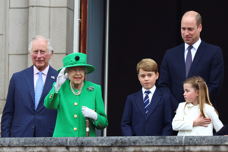 Карл III, Елизавета II и принц Уильям с детьми