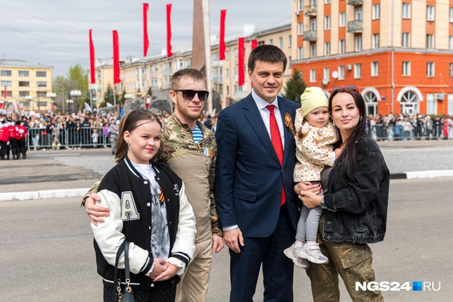 Это не семья губернатора. Хотя часть его родных красноярцы 9 мая всё же увидели | Источник: Мария Ленц / NGS24.RU