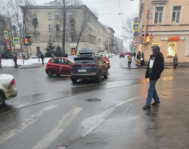 Снег насыпал Петербургу ДТП. У Большеохтинского собрался «паровозик» с автокраном | Источник: ДТП и ЧП | Санкт-Петербург | Питер Онлайн | СПб / ВКонтакте