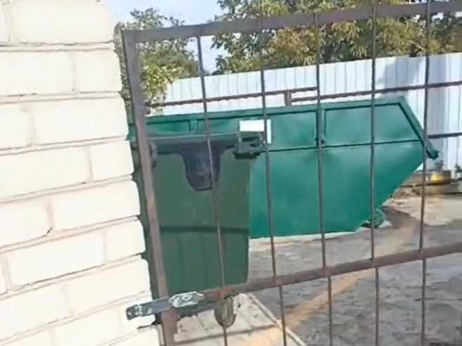 Мусорная площадка находится совсем близко от участка волгоградцев | Источник: читатели V1.RU