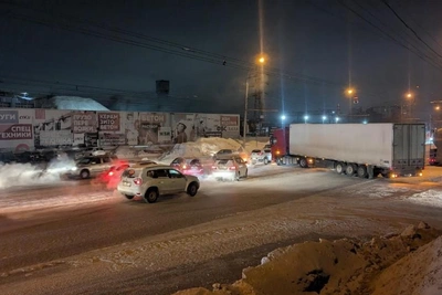 «Объезд по встречке»: фура перекрыла Горбатый мост, трамваи изменили путь