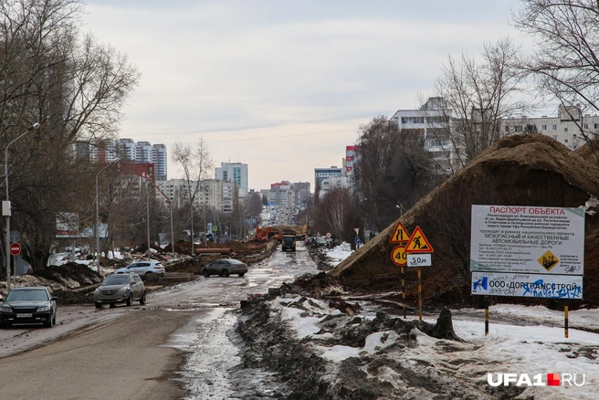 Возле ТЦ «Июнь» выросли песчаные горы | Источник: Тимур Шарипкулов