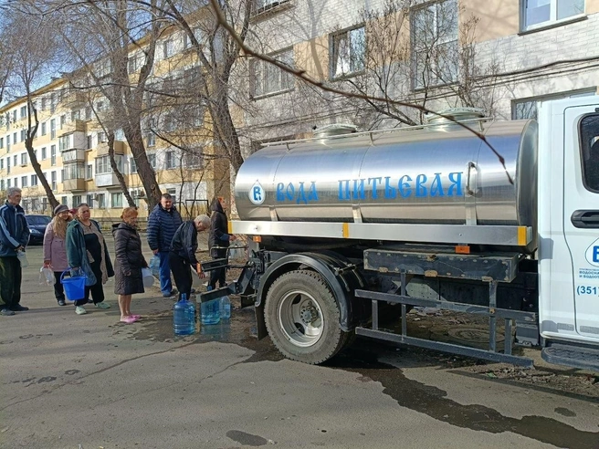 Очередь горожан с вёдрами и бутылками за водой | Источник: читатель 74.RU