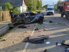 В Тверской области иномарка врезалась в жилой дом. Погибли 15-летняя девочка и 21-летний парень