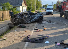 В Тверской области иномарка врезалась в жилой дом. Погибли 15-летняя девочка и 21-летний парень