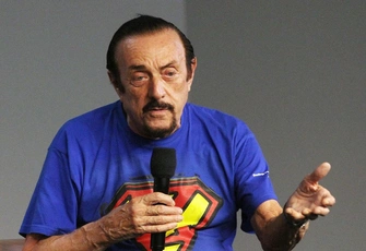 Скончался Филип Зимбардо, автор Стэнфордского тюремного эксперимента. Каким он войдет в историю?