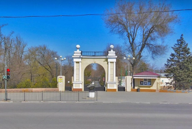 Перед входом в парк стоят солнечные часы | Источник: «Яндекс. Карты»