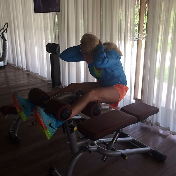 Яна Рудковская занимается спортом даже во время отдыха