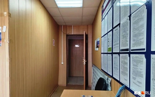 Выглядит, как фантастика, но печати удалось поставить за 5 минут. В отделении почти не было людей | Источник: Роман Марьяненко / E1.RU