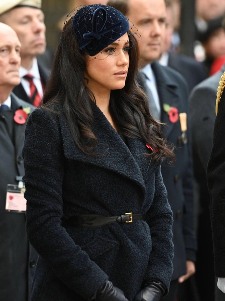 2019 Меган в синей замшевой шляпке Philip Treacy с сеткой в Вестминстерском аббатстве на Дне памяти.