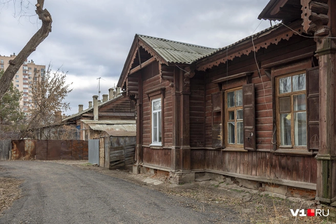 Это последние деревянные дома, пережившие Сталинградскую битву и сохранившиеся до сих пор в центре Волгограда | Источник: Константин Завриков / V1.RU