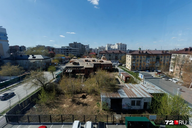 Еще относительно недавно тут был частный сектор. На пустыре стоял дом, уничтоженный пожаром | Источник: Ирина Шарова / 72.RU