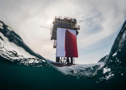 «Кровотечение»: активисты Greenpeace установили картину на газодобывающей платформе на Северном море