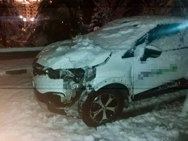 35-летний водитель автомобиля марки «Рено», арендованного через сервис каршеринга, совершил наезд на 21-летнего молодого человека, который приехал в Сочи на отдых | Источник: Пресс-служба УВД