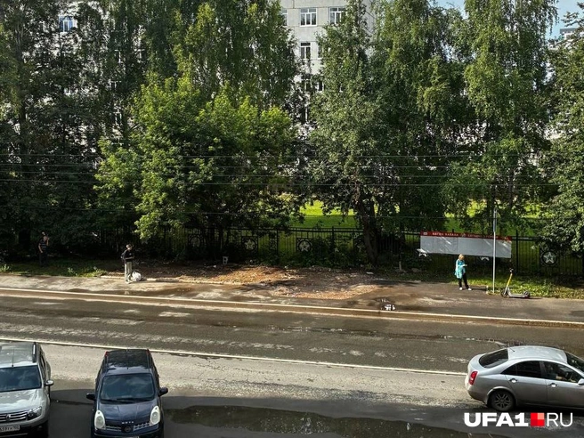 Остановка находилась чуть левее стенда с афишой | Источник: читатель UFA1.RU