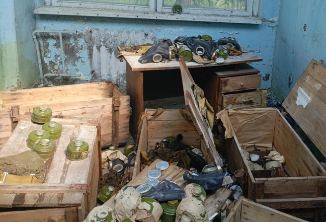 В одном из помещений разбросаны противогазы | Источник: читатель 76.RU