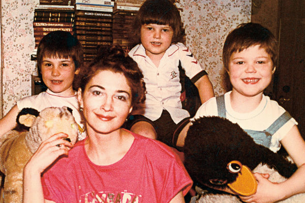 Данила (крайний справа) рос в многодетной семье. На фото - с мамой Надеждой, братьями Егором и Ваней