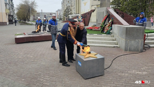 Пламя Вечного огня переносят на временную горелку  | Источник: Дарья Никитченко / 45.RU