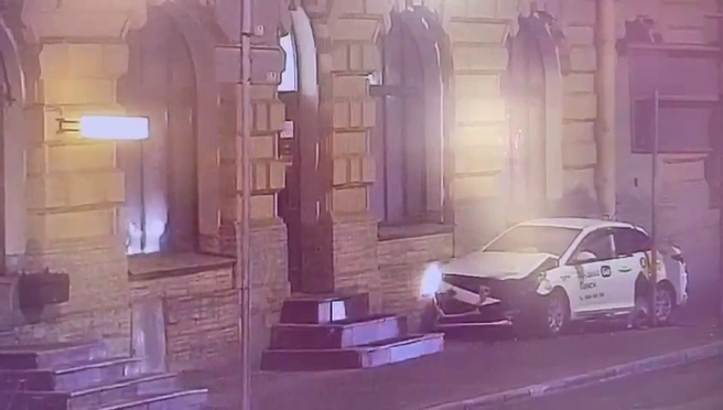 Такси, влетевшее в здание у консульства Азербайджана в Петербурге, попало на видео | Источник: «Фонтанка.ру»