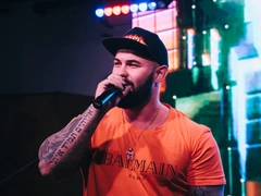 Бодрый папа: Джиган вернулся к работе и выступил на VK Fest