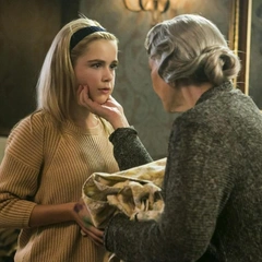 Что делать, если при вас бьют ребенка: отвечает психолог