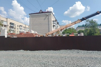 В Кургане на месте снесенного дома Соловьева возводят медцентр