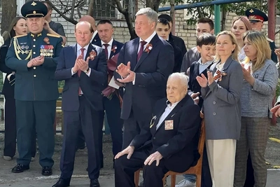 Парад Победы у дома ветерана в Ульяновске