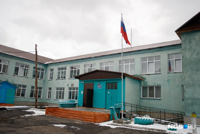 Школа в Невке большая, даже ощущается совсем как городская: детей здесь учится больше сорока, а на переменах они шумят, как будто их вдвое больше | Источник: Андрей Бортко / NGS.ru