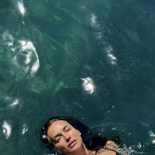 Black summer 2025: 35 фото топ-моделей в черных купальниках | marieclaire.kz