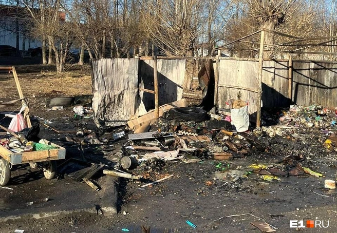 На контейнерной площадке сгорел строительный мусор, в том числе автомобильные покрышки | Источник: читатель E1.RU