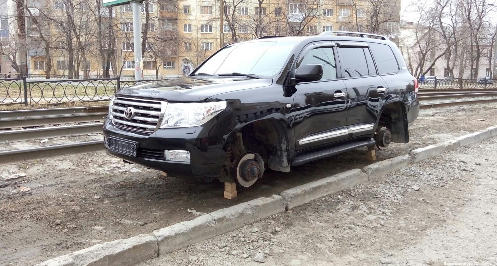 Даже карту краж составили: в Екатеринбурге водители, с чьих машин сняли  колёса, ищут грабителей своими силами - 24 апреля 2015 - Е1.ру