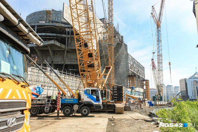 На стройку комплекса привезли кран грузоподъемностью 600 тонн  | Источник: Александр Левчук / NGS42.RU 