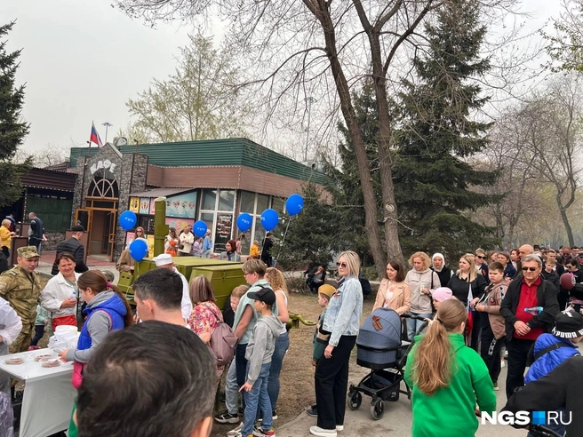 Фото с ароматным запахом: в сквере Славы угощали солдатской кашей. Желающие попробовать ее растянулись метров на 15 | Источник: Настасья Медведева