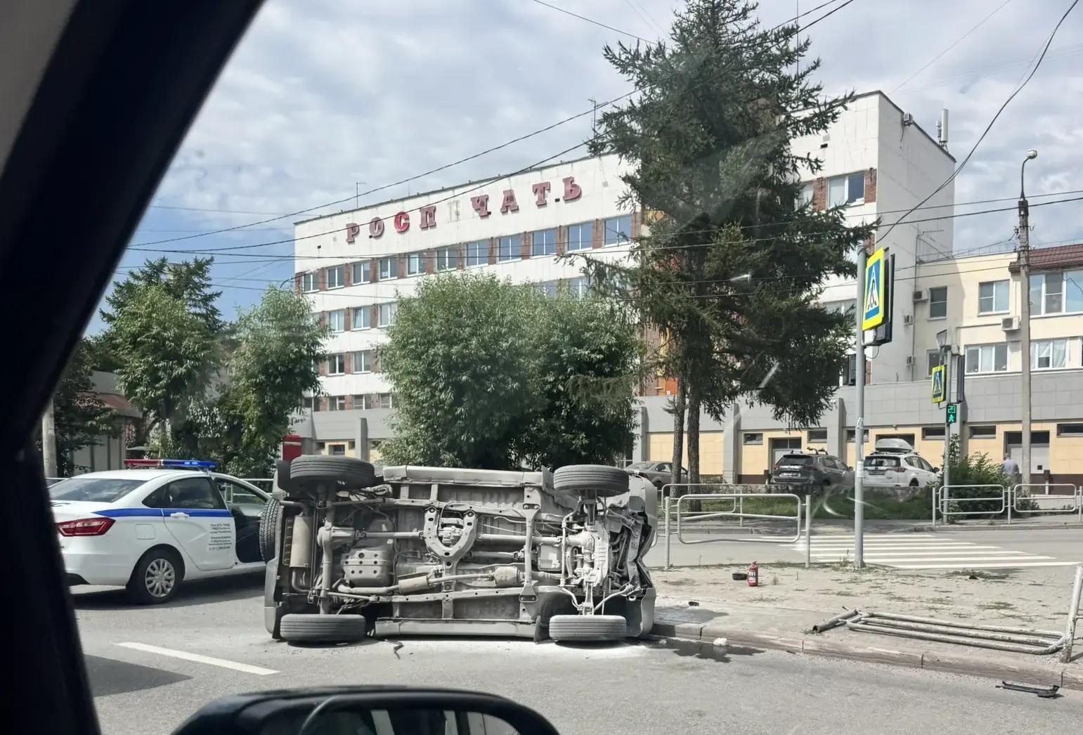 22-летняя девушка на джипе перевернулась возле главного офиса «Роспечати»