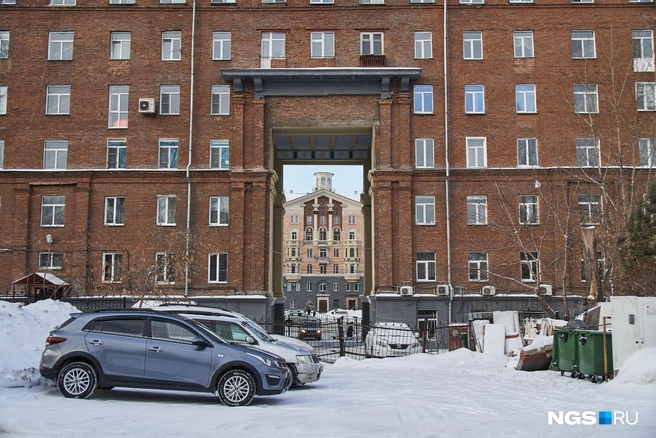 Дом на Станиславского, 6 строили так, чтобы через арку дома на Станиславского, 3 вид был идеален | Источник: Александр Ощепков / NGS.ru