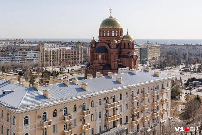 Александро-Невский собор разительно выделяется на фоне кремовых «сталинок» своей бордовой кладкой | Источник: Алексей Волхонский / V1.RU