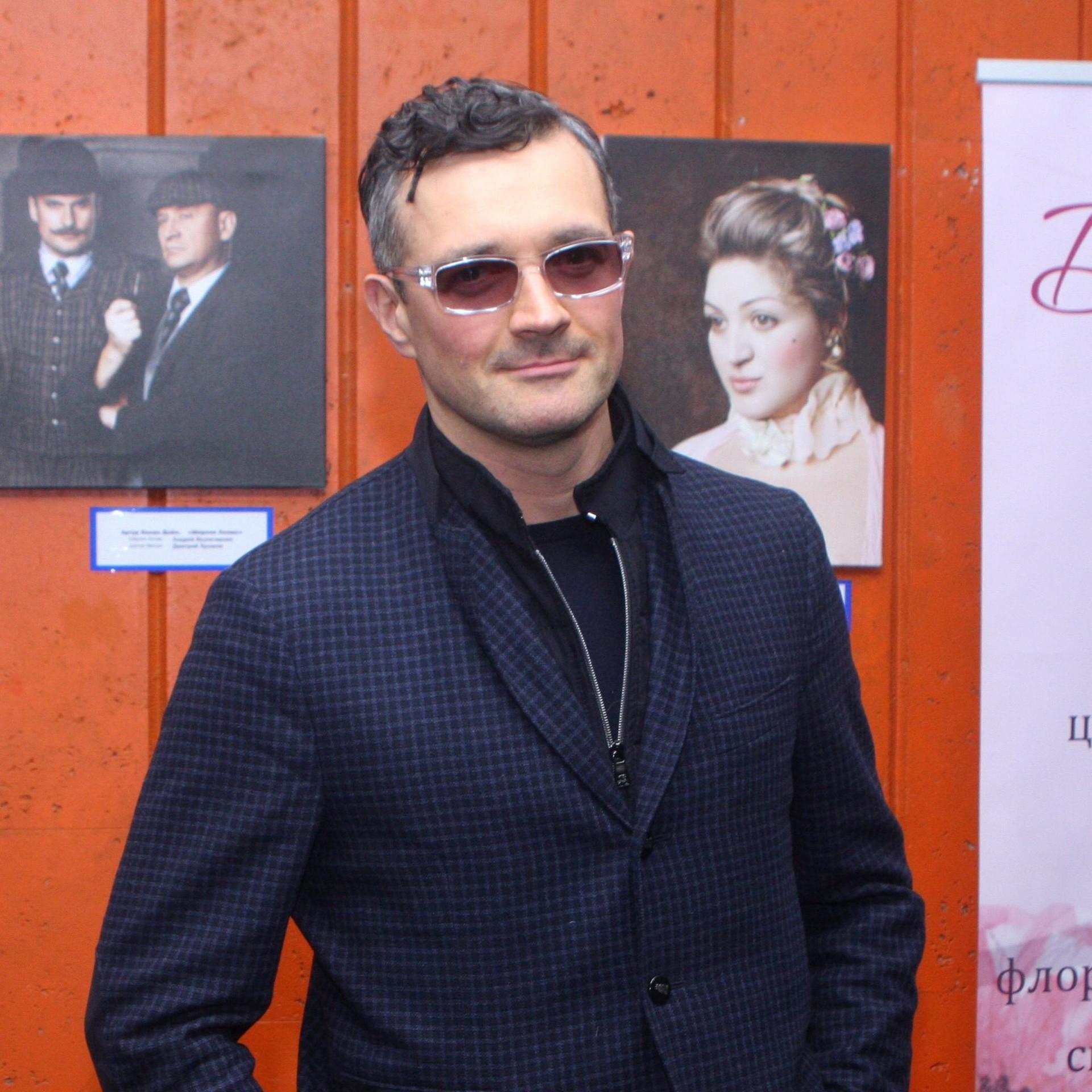 Пришли вместе и обнимались на дорожке: Егор Беров вывел в свет 21-летнюю жену Анну Панкратову — звезду его фильма «Кукла»