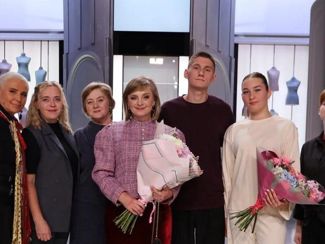 Валентина с семьей и ведущей Лилией Рах. | Источник: Первый канал