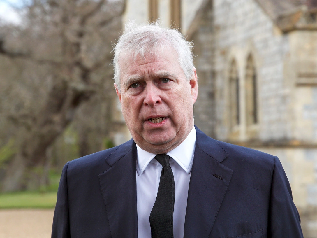 Принц Эндрю на воскресной службе в Королевской часовне Всех Святых в Виндзоре после смерти его отца, принца Филиппа, 11 апреля 2021 | marieclaire.ru