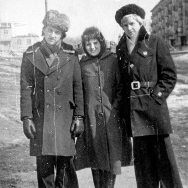 Широкие брюки, сапоги-чулки и двубортное пальто&nbsp;— эти ребята выглядят как современная молодежь, хотя фото сделано в 70-х | Источник: pastvu.com