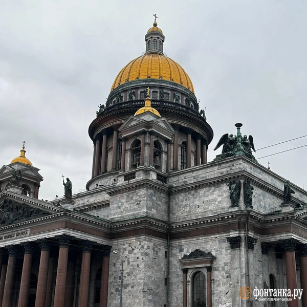 Улицы стали бордовыми в районе Исаакиевской площади. Закрыт Дворцовый мост | Источник: читатель «Фонтанки»
