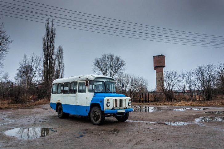 КАвЗ-657 — преемник 685-го. Внешне от него отличался решеткой радиатора, да еще люк в крыше у него был всего один, но большой